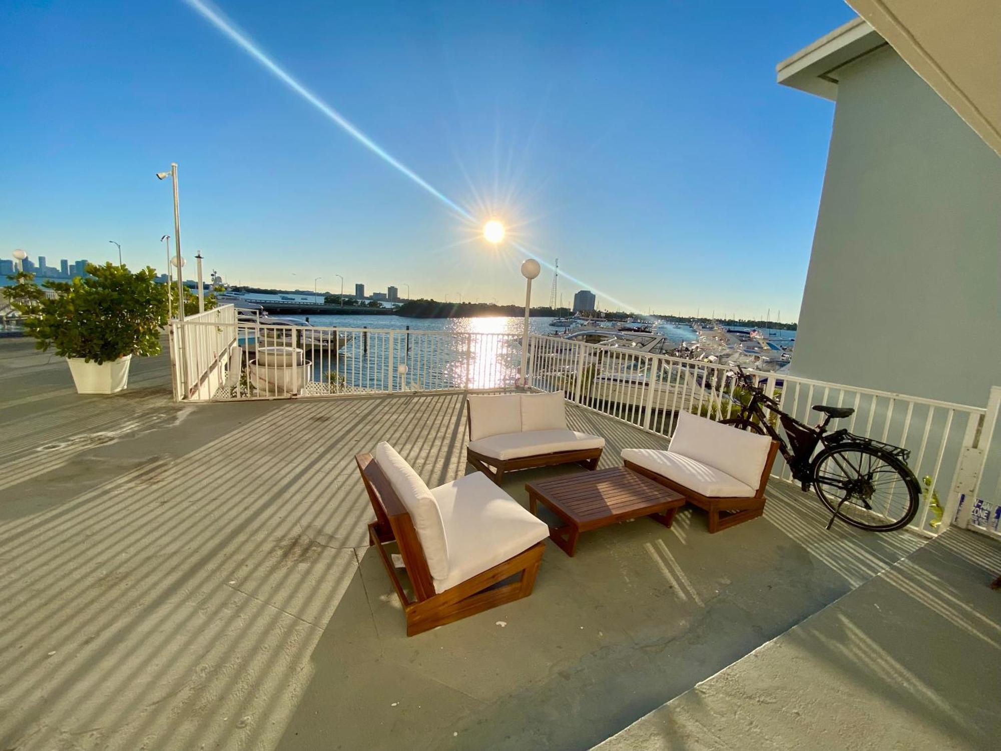 Luxurious Remodeled Direct Waterfront Apartment With Miami Skyline View And Outdoor Terrace Free Parking 5Min Drive To ไมอามีบีช ภายนอก รูปภาพ