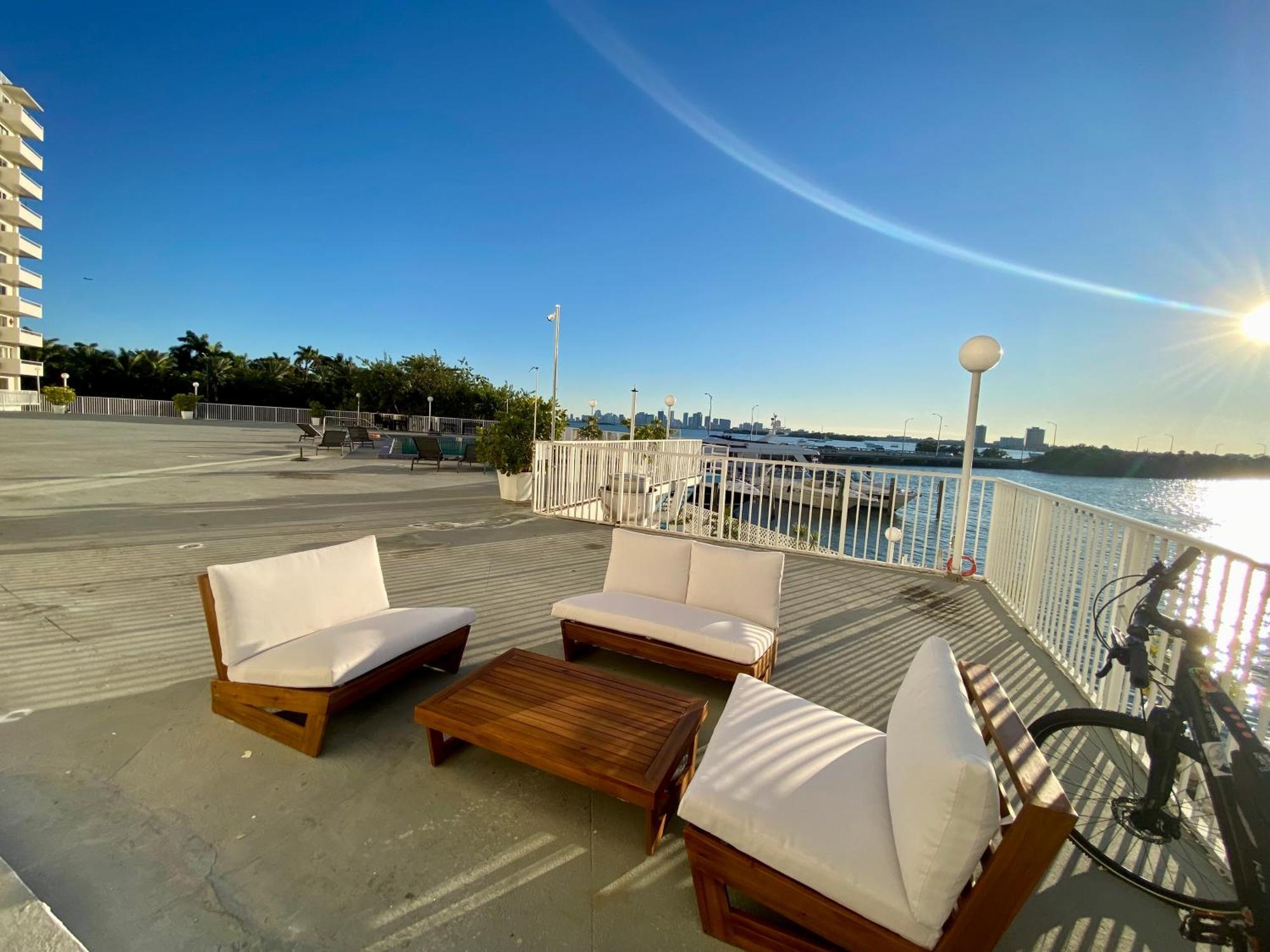 Luxurious Remodeled Direct Waterfront Apartment With Miami Skyline View And Outdoor Terrace Free Parking 5Min Drive To ไมอามีบีช ภายนอก รูปภาพ