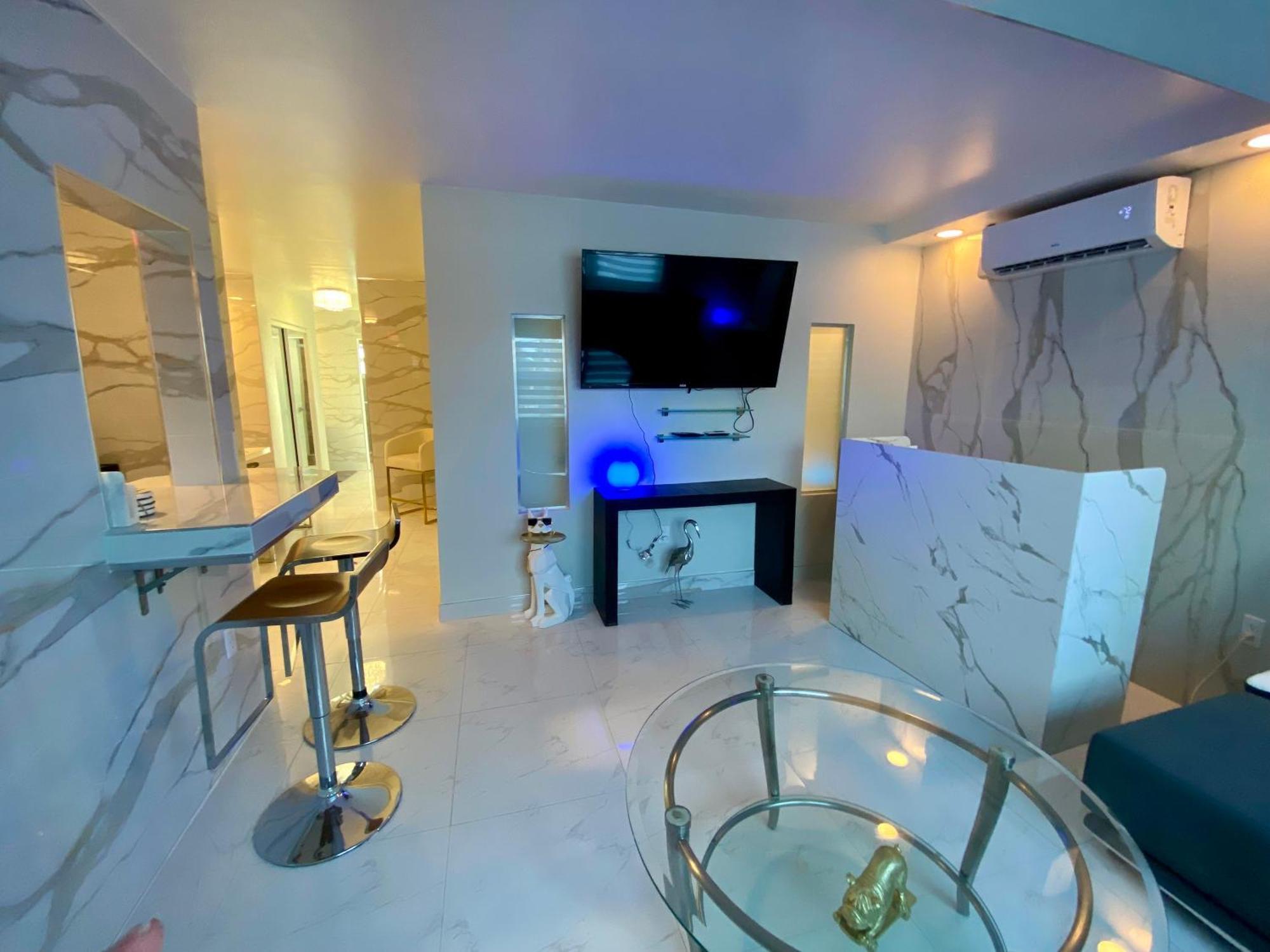 Luxurious Remodeled Direct Waterfront Apartment With Miami Skyline View And Outdoor Terrace Free Parking 5Min Drive To ไมอามีบีช ภายนอก รูปภาพ