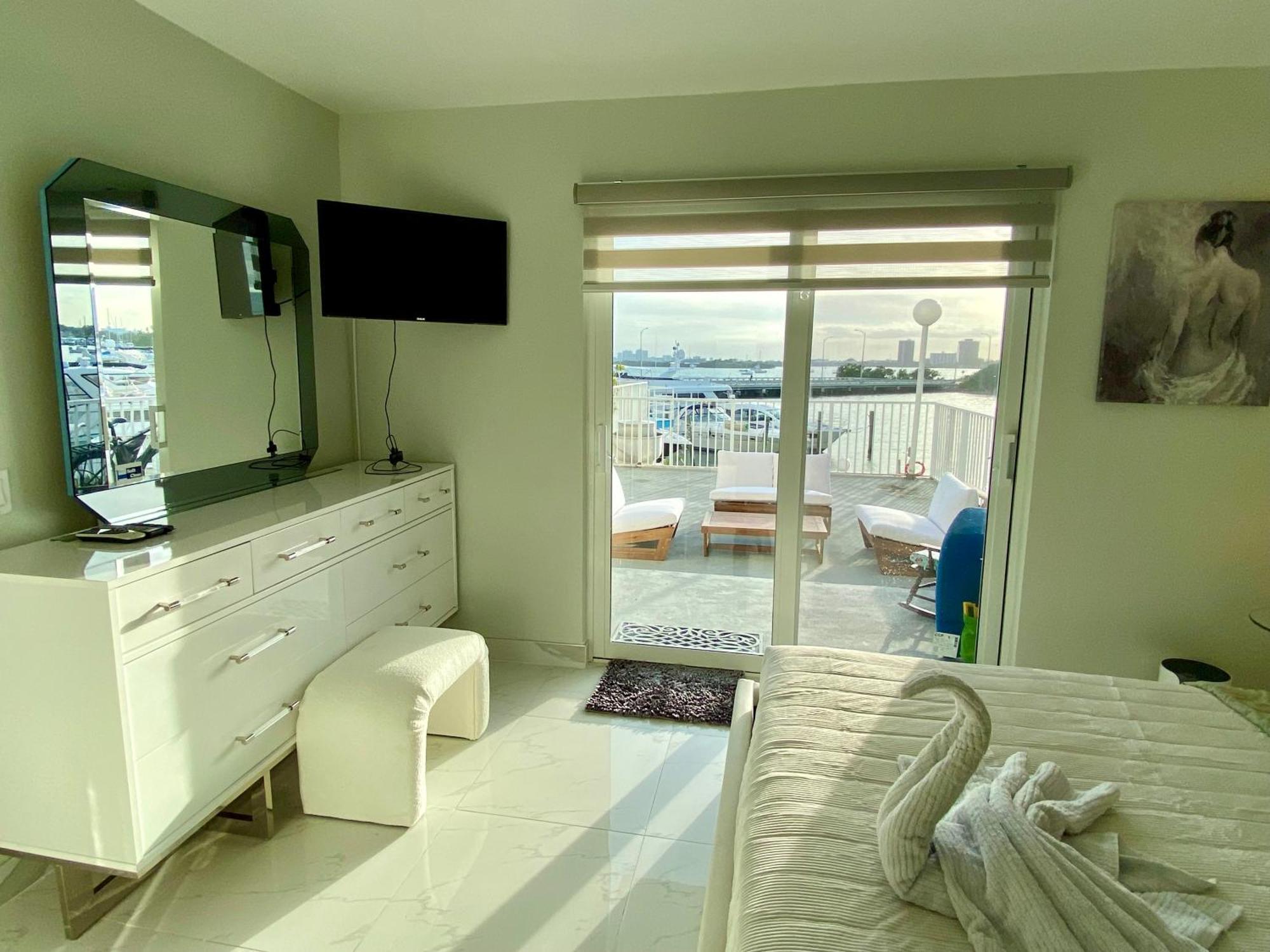 Luxurious Remodeled Direct Waterfront Apartment With Miami Skyline View And Outdoor Terrace Free Parking 5Min Drive To ไมอามีบีช ภายนอก รูปภาพ