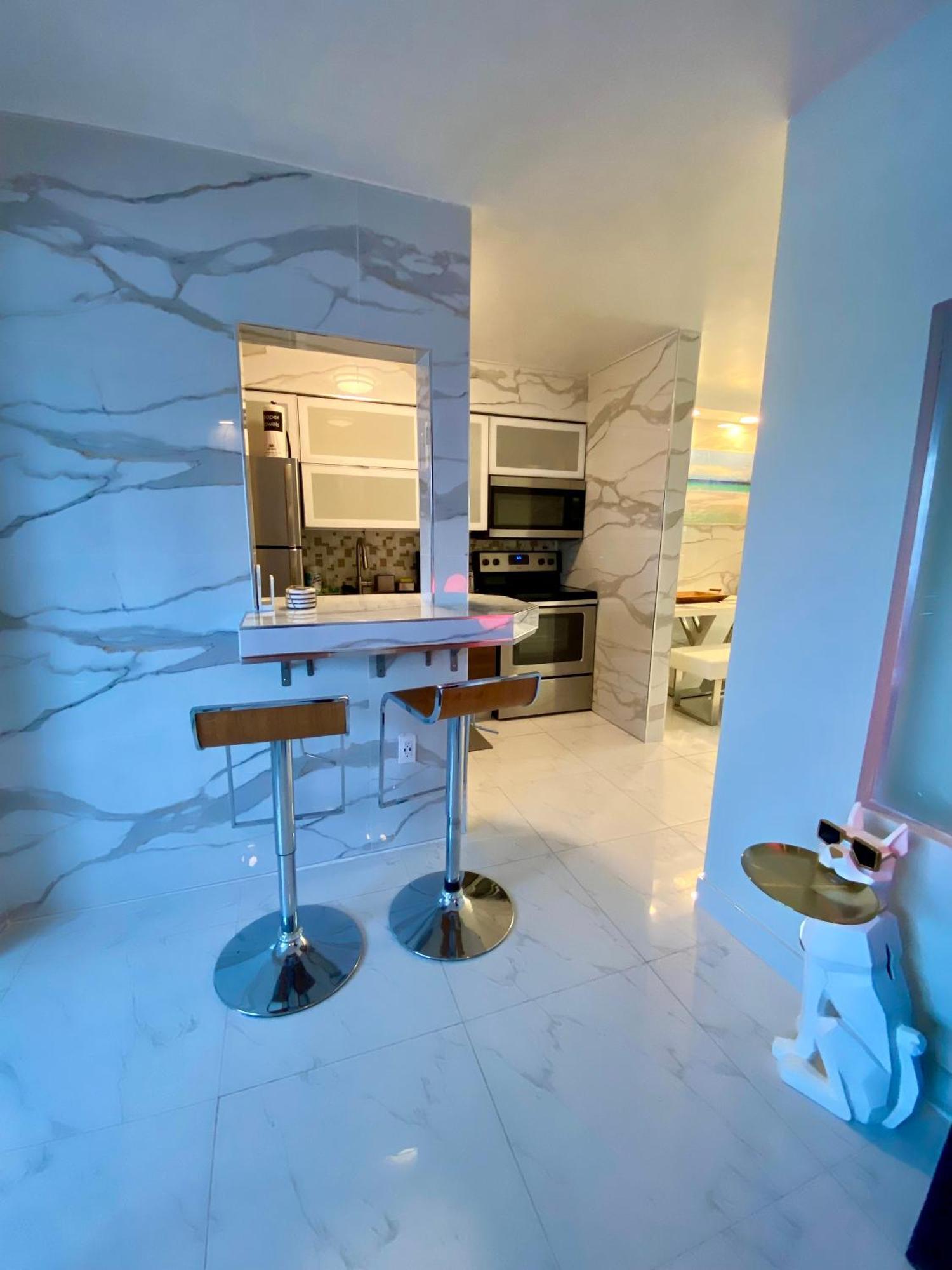 Luxurious Remodeled Direct Waterfront Apartment With Miami Skyline View And Outdoor Terrace Free Parking 5Min Drive To ไมอามีบีช ภายนอก รูปภาพ