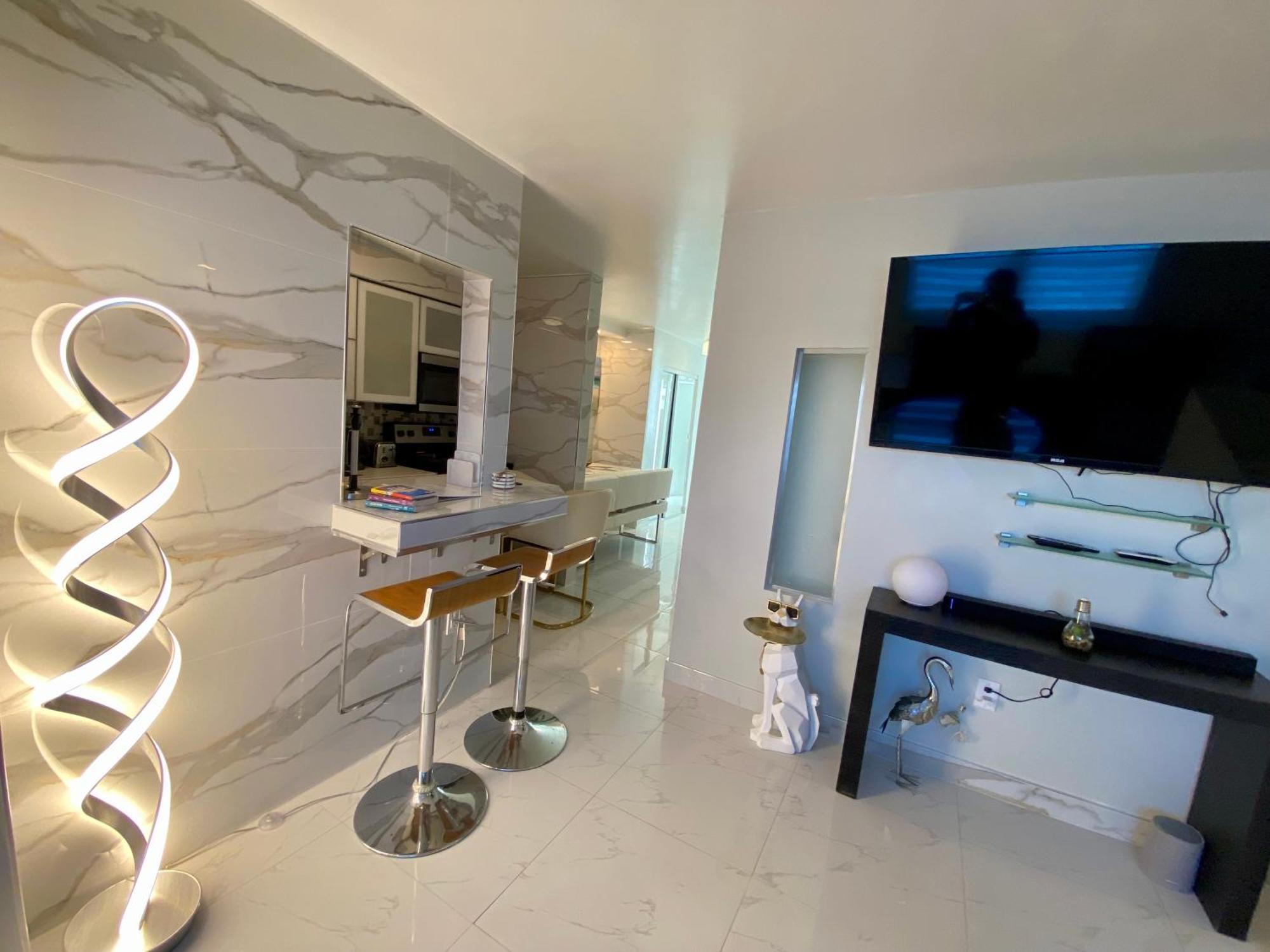 Luxurious Remodeled Direct Waterfront Apartment With Miami Skyline View And Outdoor Terrace Free Parking 5Min Drive To ไมอามีบีช ภายนอก รูปภาพ