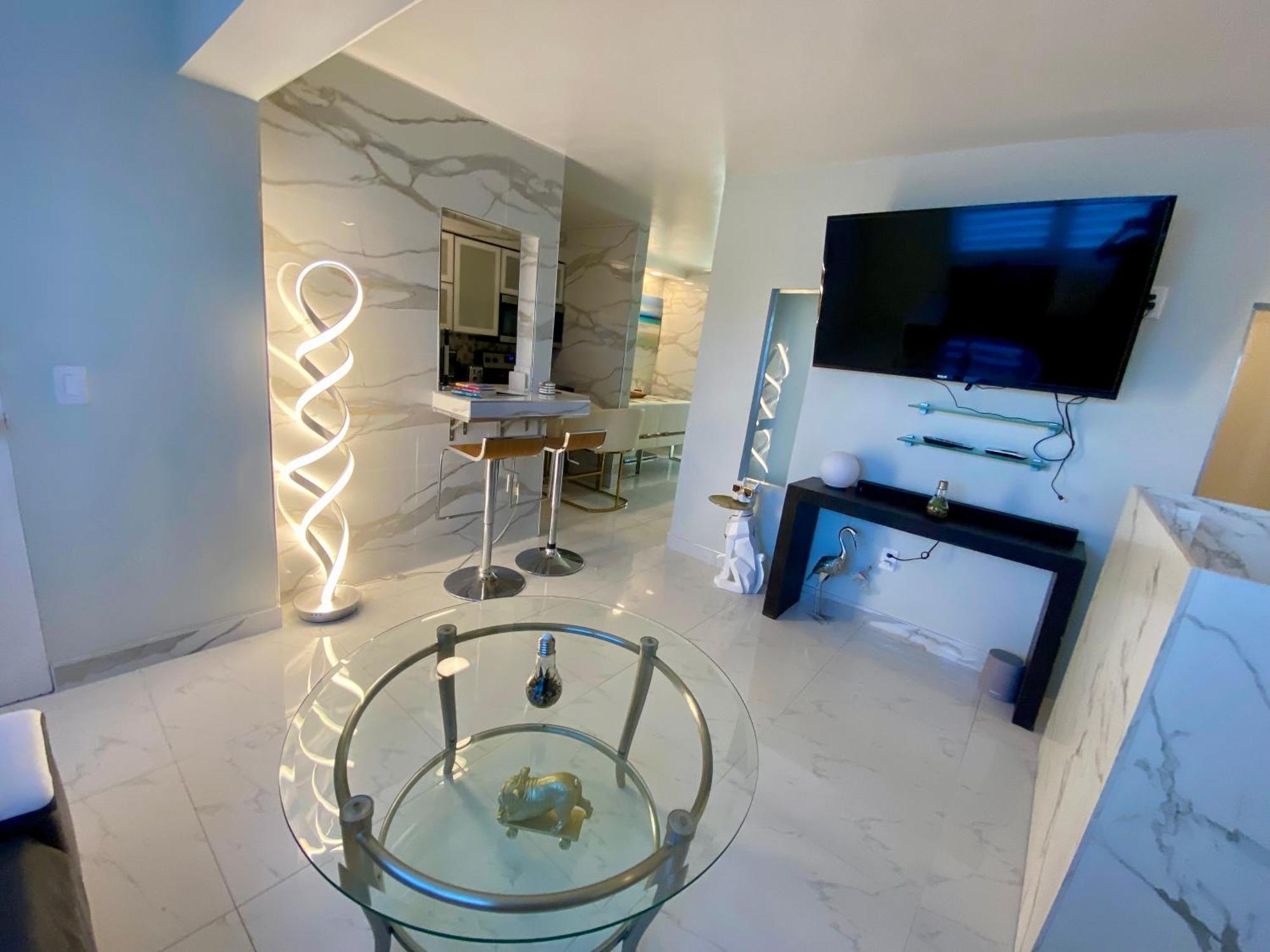 Luxurious Remodeled Direct Waterfront Apartment With Miami Skyline View And Outdoor Terrace Free Parking 5Min Drive To ไมอามีบีช ภายนอก รูปภาพ