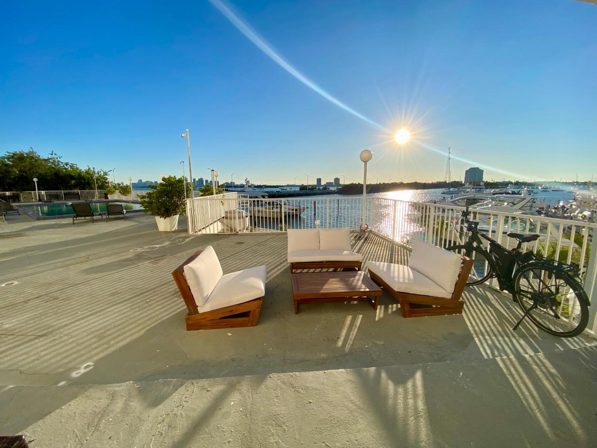 Luxurious Remodeled Direct Waterfront Apartment With Miami Skyline View And Outdoor Terrace Free Parking 5Min Drive To ไมอามีบีช ภายนอก รูปภาพ