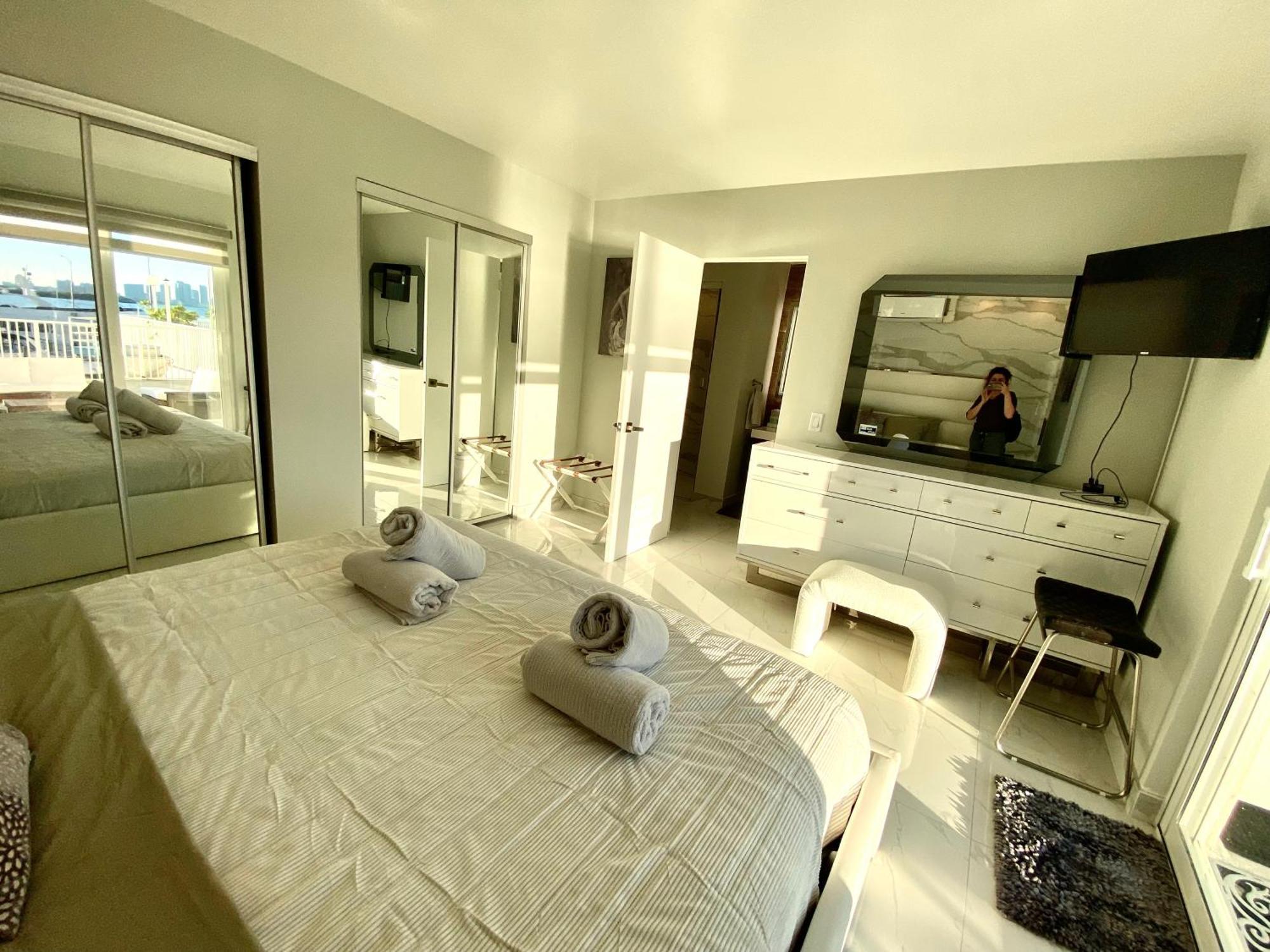 Luxurious Remodeled Direct Waterfront Apartment With Miami Skyline View And Outdoor Terrace Free Parking 5Min Drive To ไมอามีบีช ภายนอก รูปภาพ