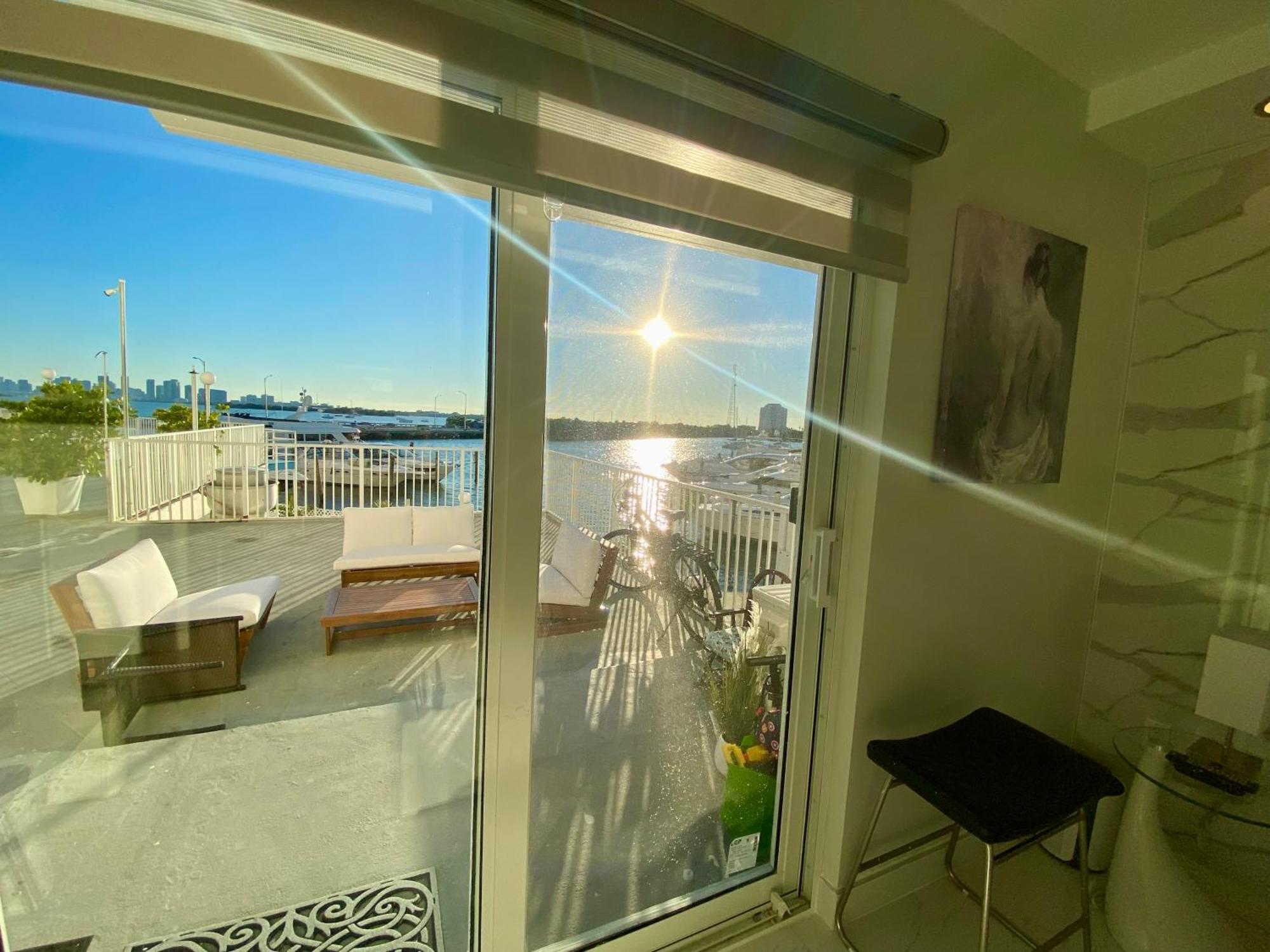 Luxurious Remodeled Direct Waterfront Apartment With Miami Skyline View And Outdoor Terrace Free Parking 5Min Drive To ไมอามีบีช ภายนอก รูปภาพ