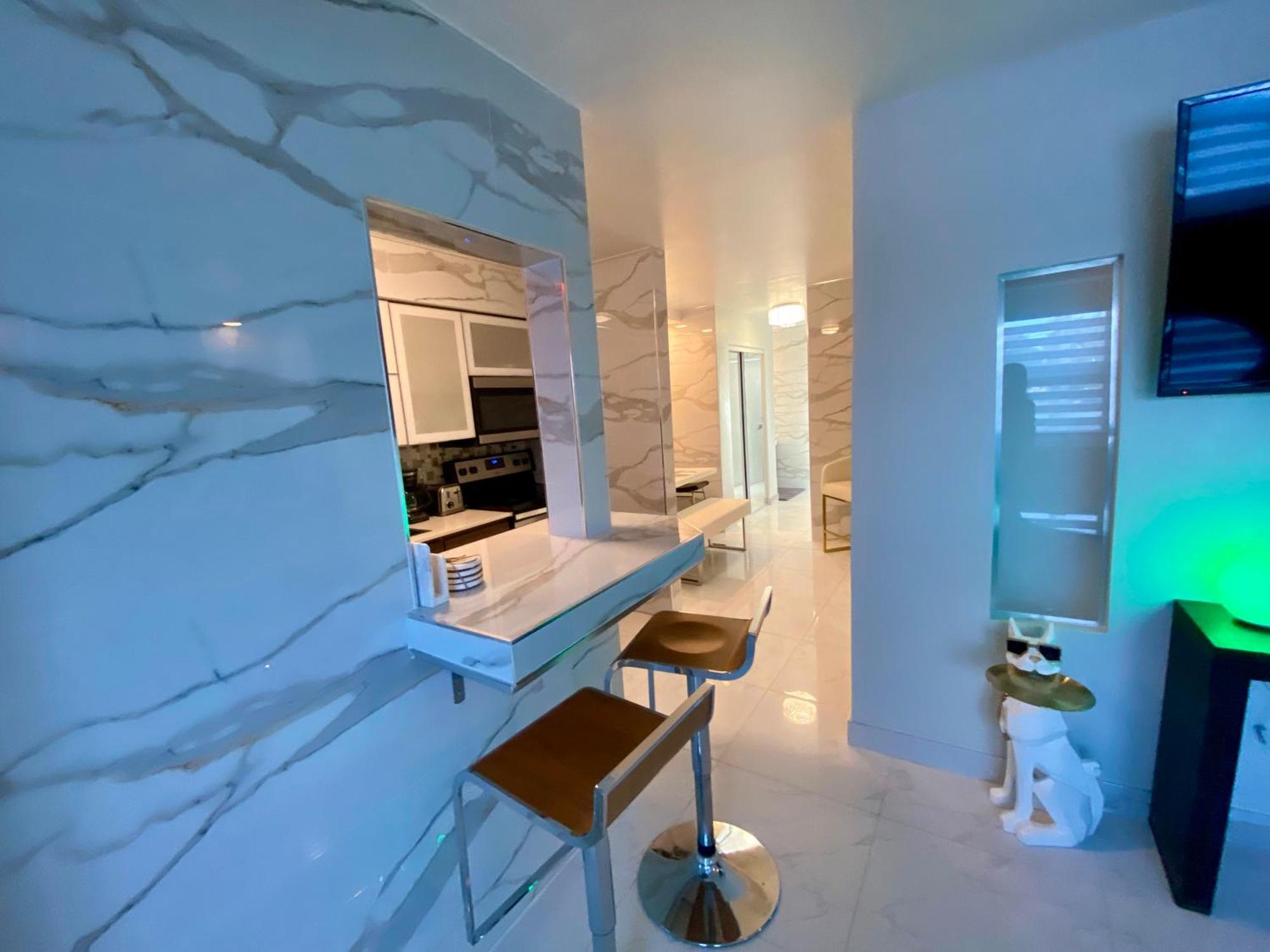 Luxurious Remodeled Direct Waterfront Apartment With Miami Skyline View And Outdoor Terrace Free Parking 5Min Drive To ไมอามีบีช ภายนอก รูปภาพ