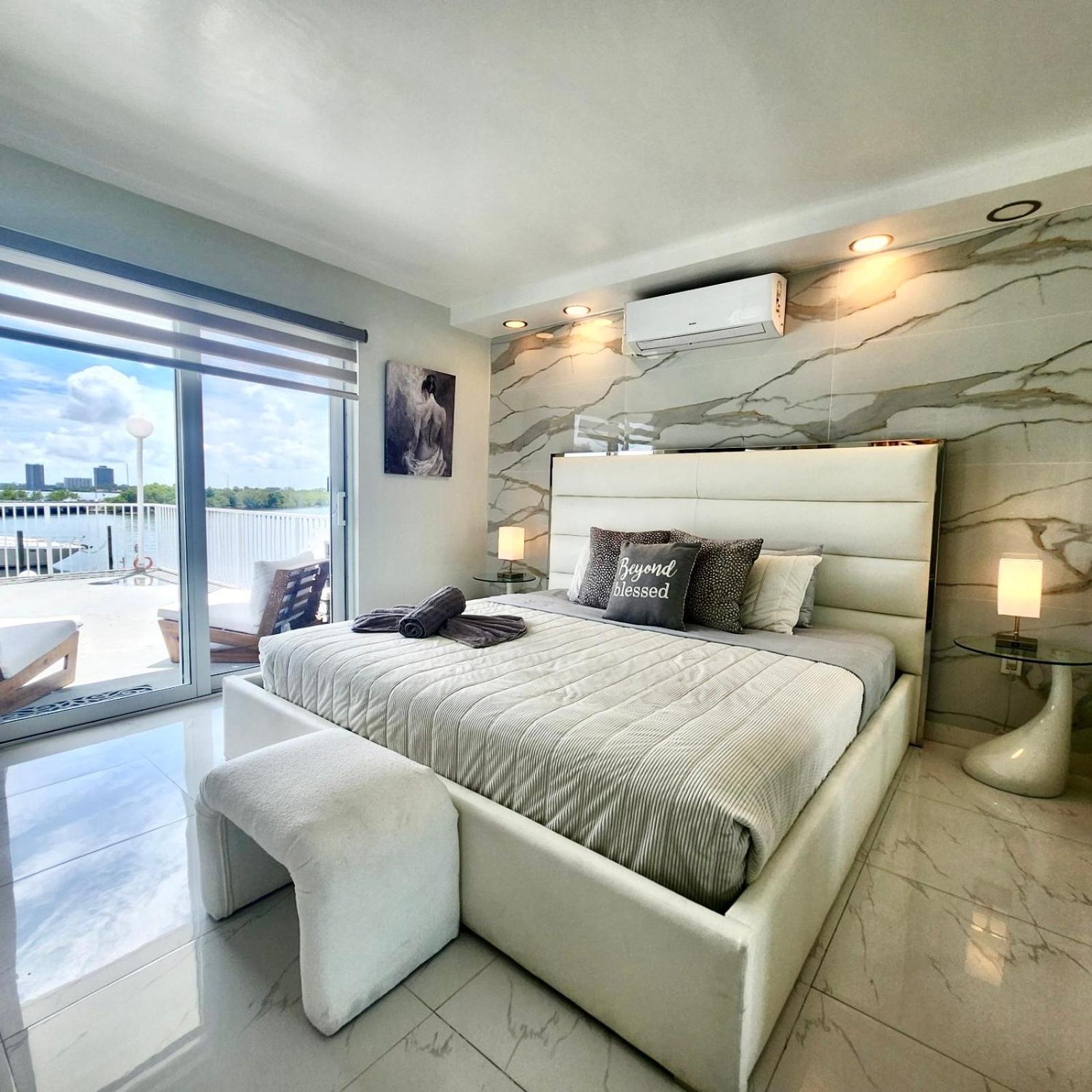 Luxurious Remodeled Direct Waterfront Apartment With Miami Skyline View And Outdoor Terrace Free Parking 5Min Drive To ไมอามีบีช ภายนอก รูปภาพ